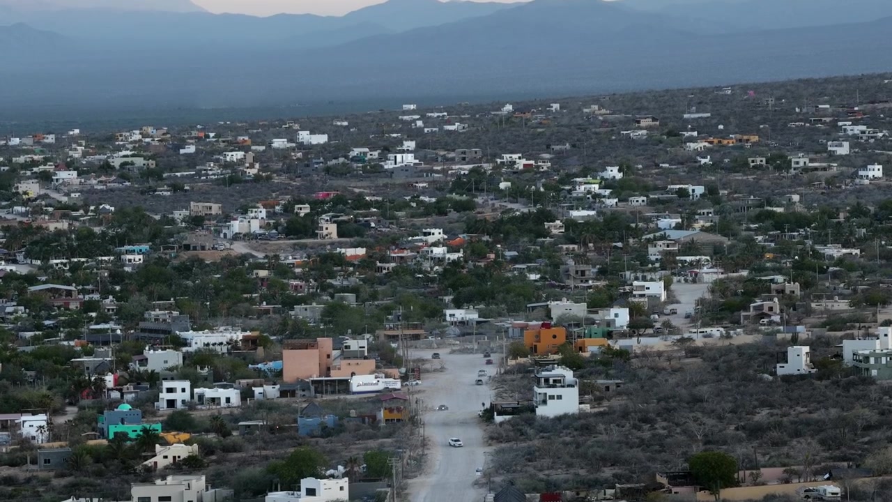 Veduta aerea della cittadina collinare di El Sargento con strade sterrate al tramonto in Messico