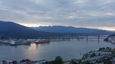 Drone-Aéreo-Puerto-Y-Puerto-De-Vancouver-Del-Norte-Al-Atardecer,-Columbia-Británica,-Canadá