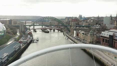 Un-Vuelo-A-Lo-Largo-Del-Río-Tyne-Que-Muestra-Los-Puentes-Y-El-Centro-De-La-Ciudad-De-Newcastle