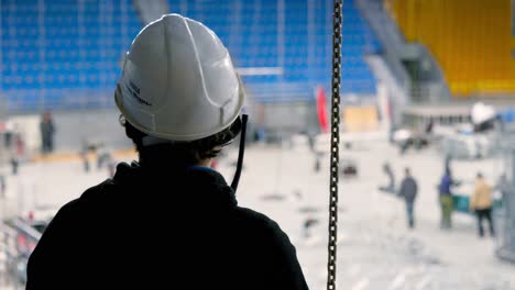 trabajador de mantenimiento de estadios