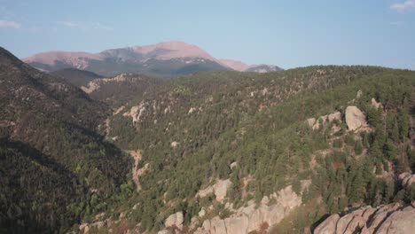 paisaje montañoso con picos de picos en el fondo