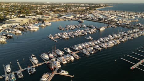 Luftaufnahme-über-Die-Piers-Und-Yachten-Des-Fremantle-Sailing-Club-In-Perth,-Westaustralien