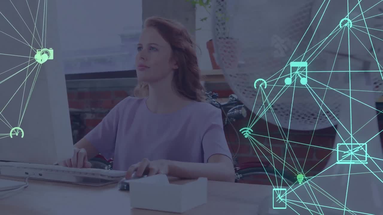 анимация сети соединений над белой женщиной, работающей на компьютере в офисе
