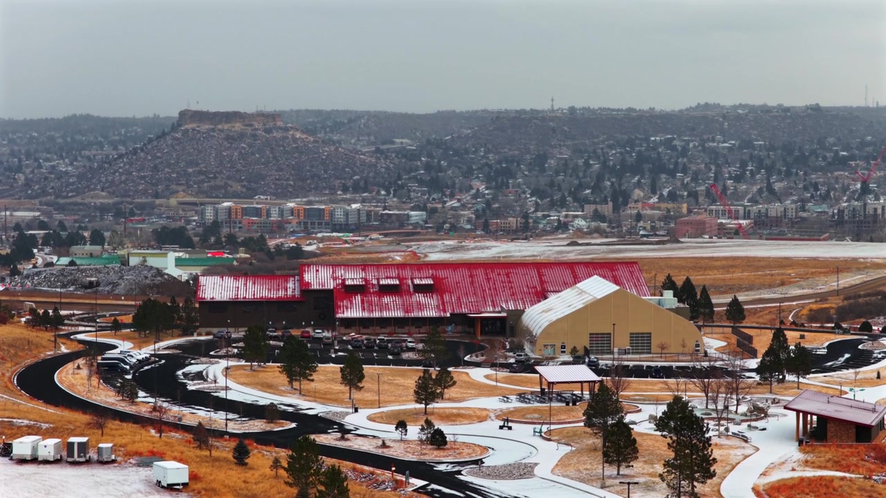 Città di Castle Rock, centro, Complesso sportivo e centro ricreativo Mac Philip S Miller Park, giornata invernale nuvolosa, Castle Rock Colorado, drone aereo, Front Range di Denver, terreno innevato, movimento ascendente.