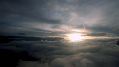 Mirando-Las-Nubes-Y-La-Ciudad-De-Da-Nang-En-El-Avión-En-Asia