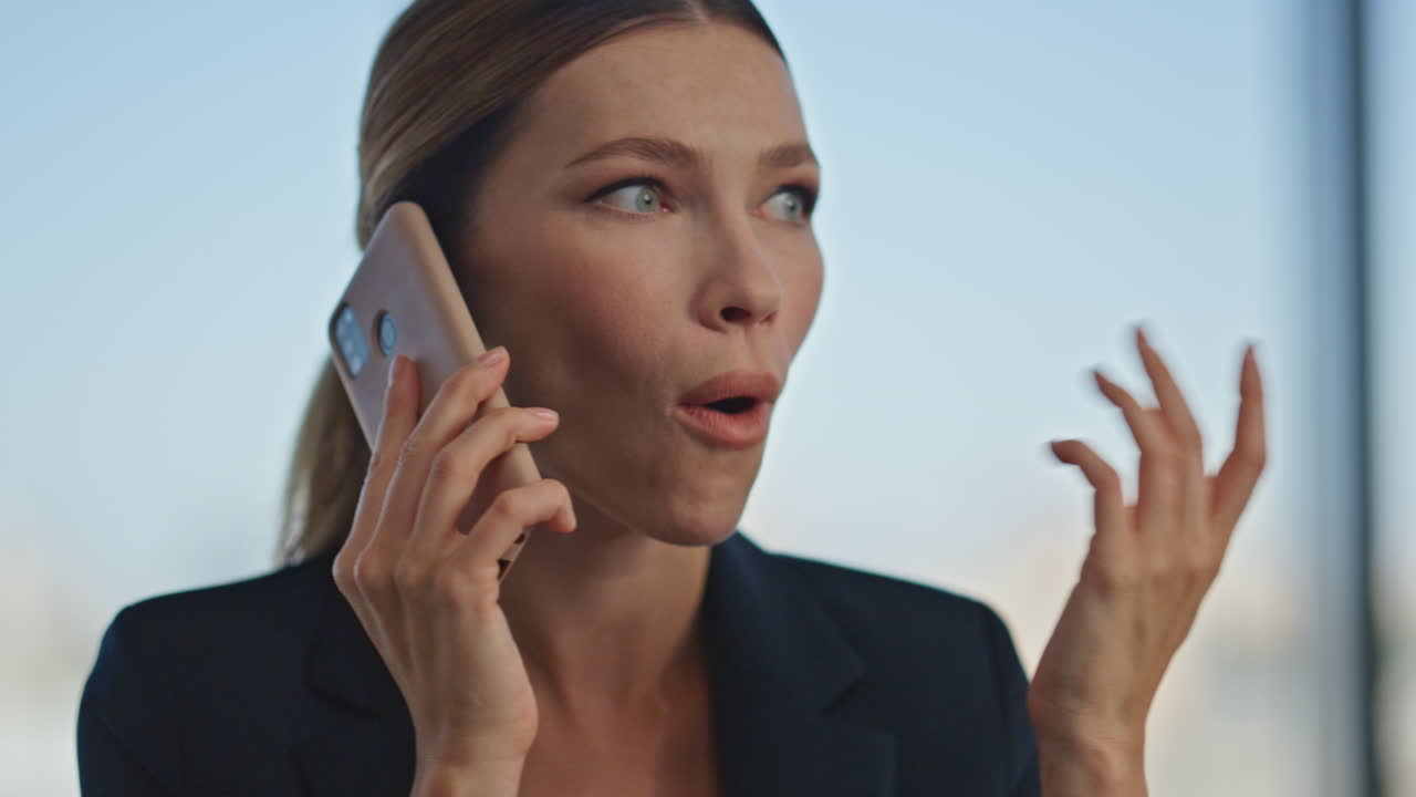 mujer emocionada hablando por teléfono móvil en traje. empleado de oficina discutiendo proyecto