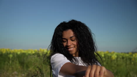 Mujer-Joven-En-Un-Campo-De-Girasoles