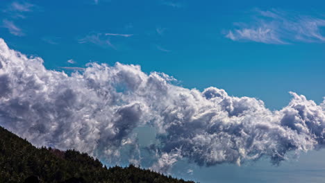 Zeitraffer:-Beobachten-Sie,-Wie-Sich-Wolken-Sammeln-Und-Den-Himmel-Bemalen