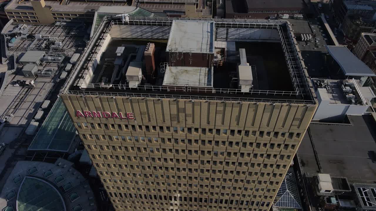 vuelo de drones aéreos de 4k 60fps alrededor de la torre arndale en el centro de la ciudad de manchester que muestra los tejados y las calles de abajo