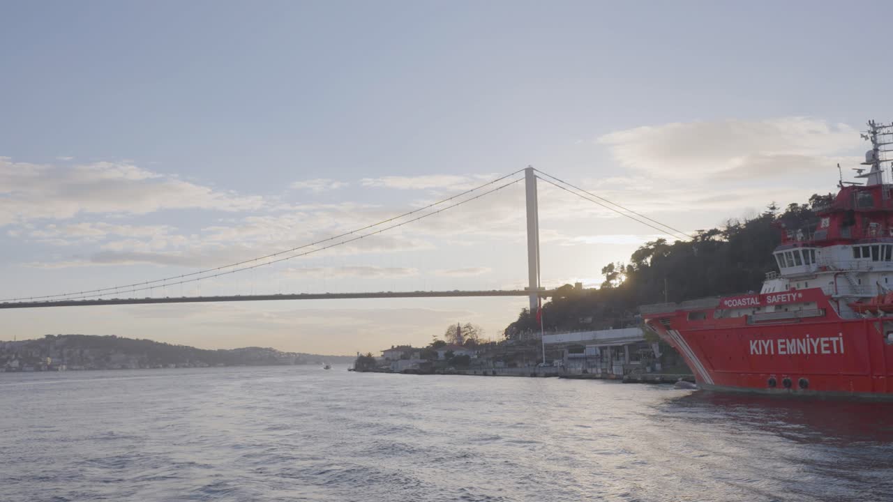 İstanbul Boğazı Gün Batımı, Köprü ve Sahil Güvenlik Gemisi ile