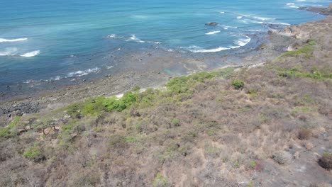 Entspannender-Blick-Auf-Einen-Strand-Mit-Ruhigen-Wellen,-Die-Das-Ufer-Erreichen