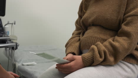 una pareja feliz mirando la imagen de su futuro hijo.