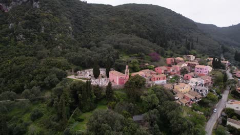 tiro giratorio en el sentido de las agujas del reloj de la antigua iglesia griega con cementerio en la parte superior del pueblo de montaña