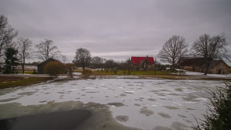 Lapso-De-Tiempo-De-La-Lluvia-Cayendo-Sobre-El-Lago-De-Hielo-Congelado-Descongelándolo-Durante-Todo-El-Día