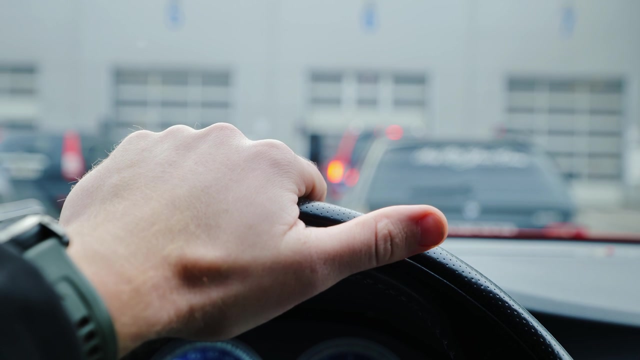 車両の車検前のストレスと不確実性を映し出すクローズアップ