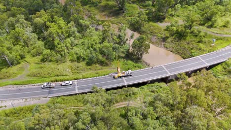 vehículos navegan por las obras de carretera en un puente