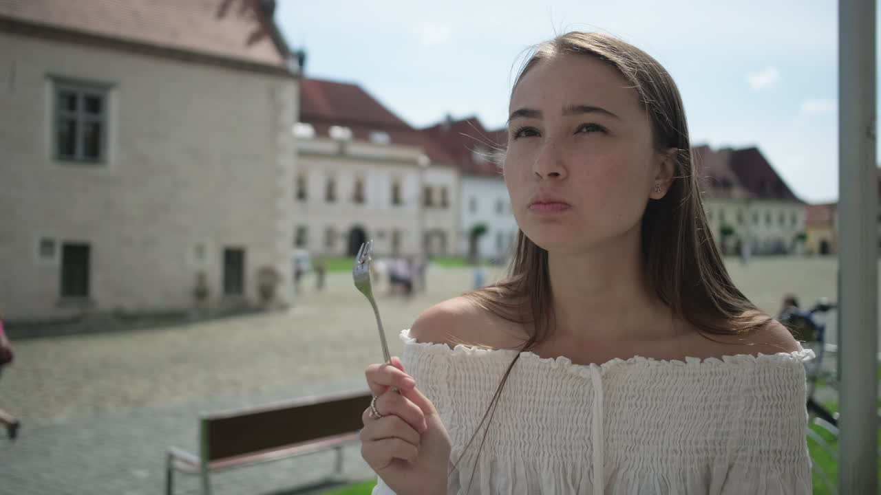 유럽 도시 에서 야외 에서 포크 를 들고 있는 젊은 여자