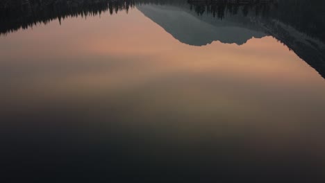 Revelando-El-Amanecer-Con-La-Montaña-Junto-Al-Lago