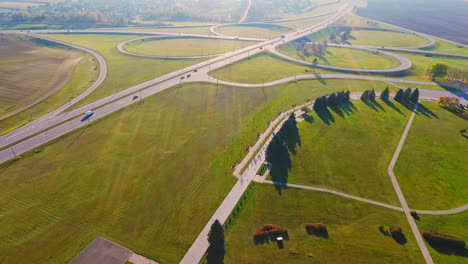 señal de cruce de carreteras de paisaje aéreo. intercambio de carreteras