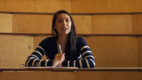 Estudiantes-Trabajando-En-Una-Sala-De-Conferencias