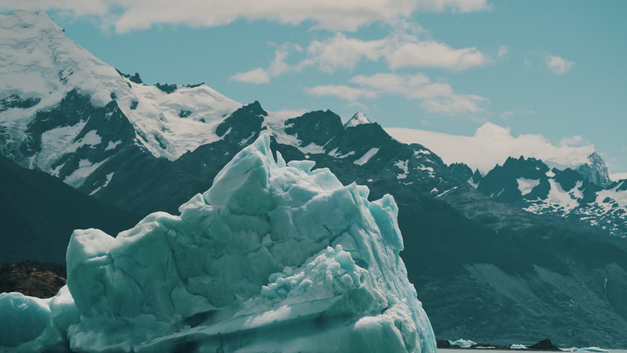 icebergs en el glaciar perito moreno flotando en el lago argentino en la provincia de santa cruz, patagonia, argentina
