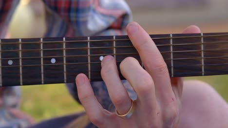 Hombre-Tocando-La-Guitarra-En-El-Jardín-4k