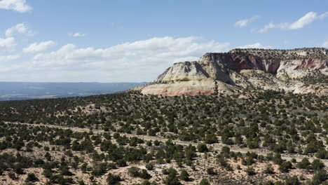 Acantilados-Del-Desierto-En-El-árido-Paisaje-De-La-Región-Suroeste-Cerca-De-Moab,-Utah---Antena