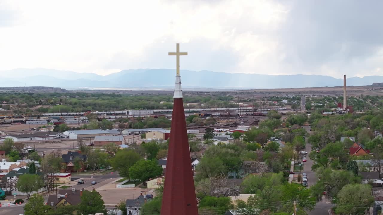 el dron orbita la cruz de oro en la parte superior de la iglesia del sagrado corazón en pueblo colorado.