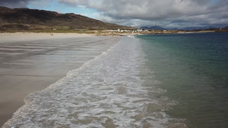 vista aérea de las olas rompiendo en la orilla en connemara, irlanda, paisaje pacífico