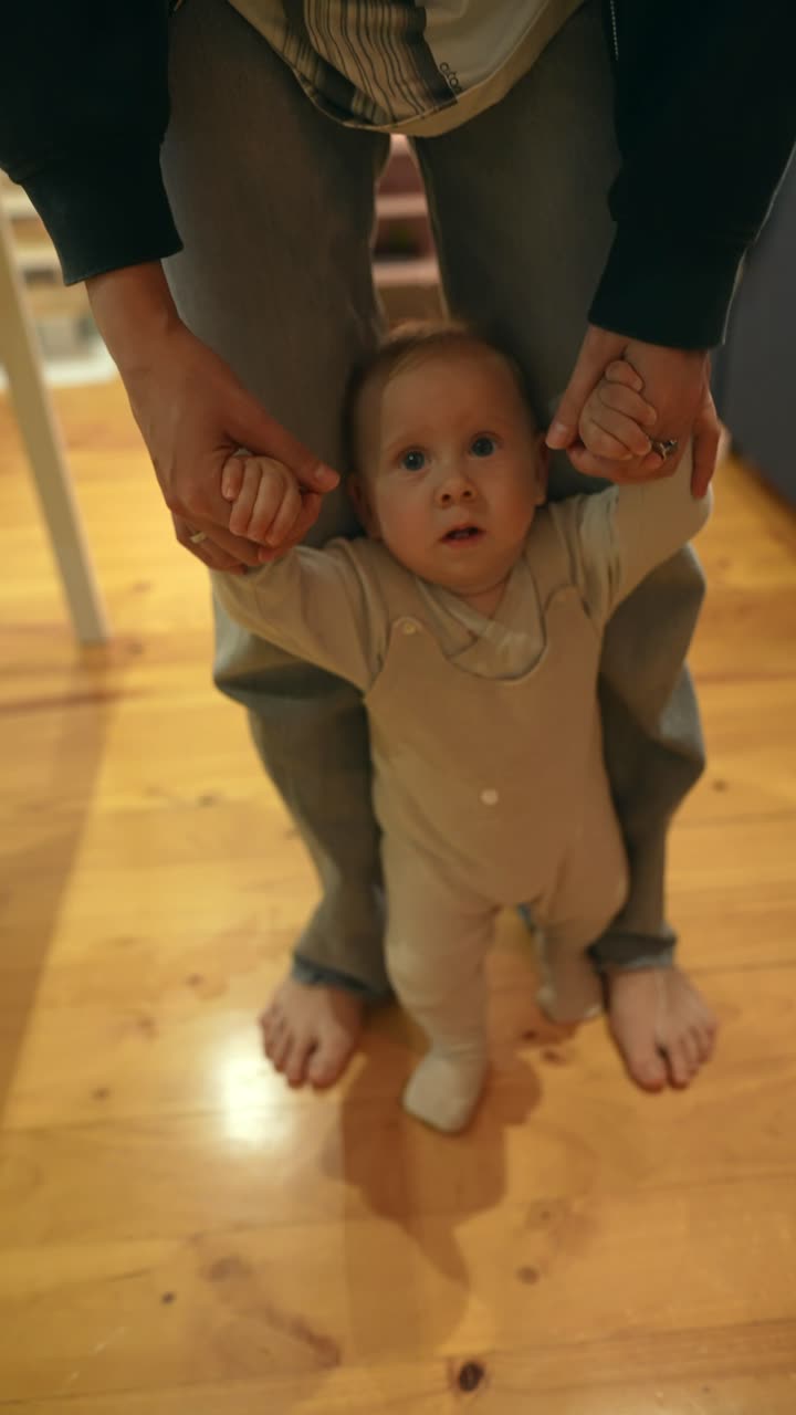 el bebé aprende a caminar con el apoyo de los padres