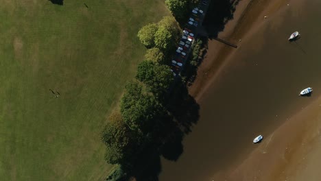 vista de arriba hacia abajo sobre el parque y los barcos en la desembocadura del río exe en devon, reino unido