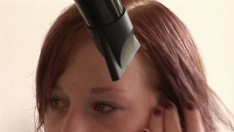 mujer secando el cabello