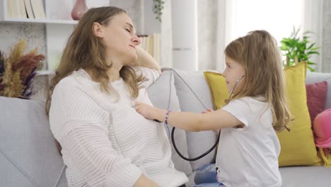 The-mother-plays-games-with-her-little-daughter.