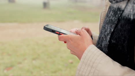 primer plano, al aire libre y manos con un teléfono celular