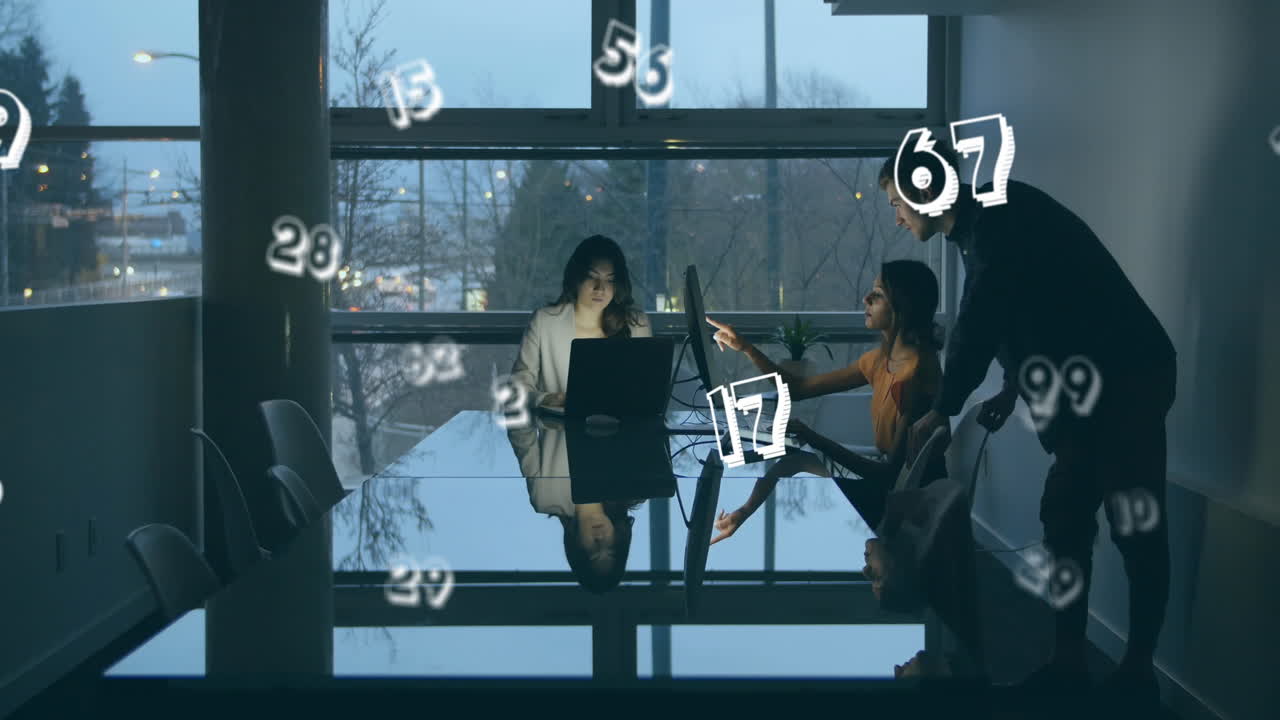 컴퓨터를 사용하여 사무실에서 늦게 일하는 사람들을 이동하는 숫자의 애니메이션