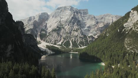 Disparo-De-Drones-De-Lago-Di-Braies,-Italia