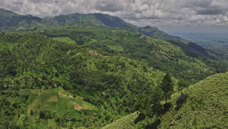 Ella-Sri-Lanka-Vuelo-Aéreo-V26-Sobre-El-Pico-Del-Pequeño-Adán-Que-Captura-Plantaciones-De-Té-En-Las-Laderas-Y-Exuberantes-Valles-Montañosos-Y-Vistas-Impresionantes-Del-Paisaje-Montañoso---Filmado-Con-Mavic-3-Cine---Abril-De-2023