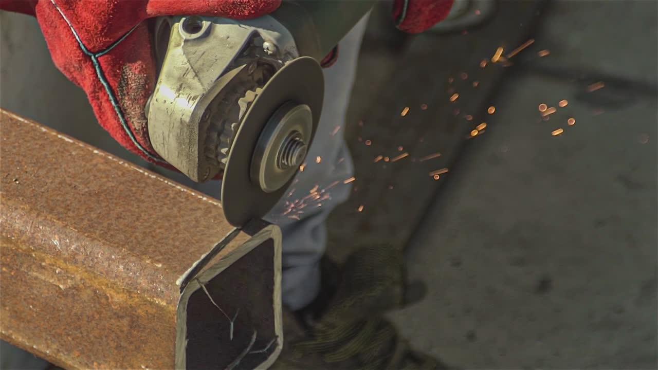 угловой шлифователь, который разрезает железный профиль в медленном движении 2