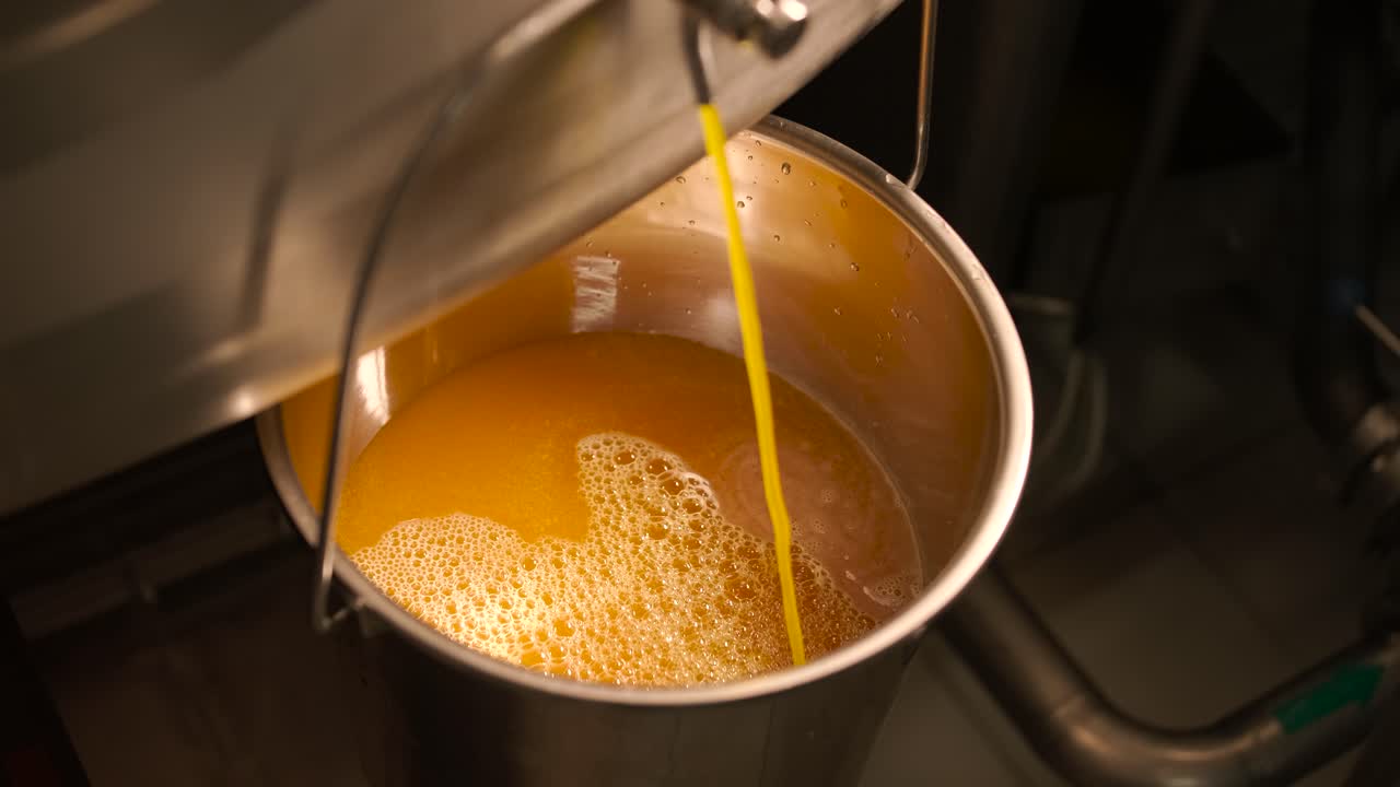 Succo d'arancia versato in un secchio