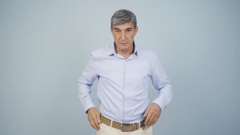 un viejo apuesto y carismático.