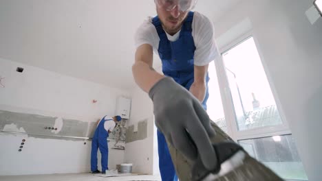 instalación de azulejos de cerámica para el suelo - medición y corte de las piezas. construcción, renovación, reparación de apartamentos. cortes de baldosas. corte de baldosas