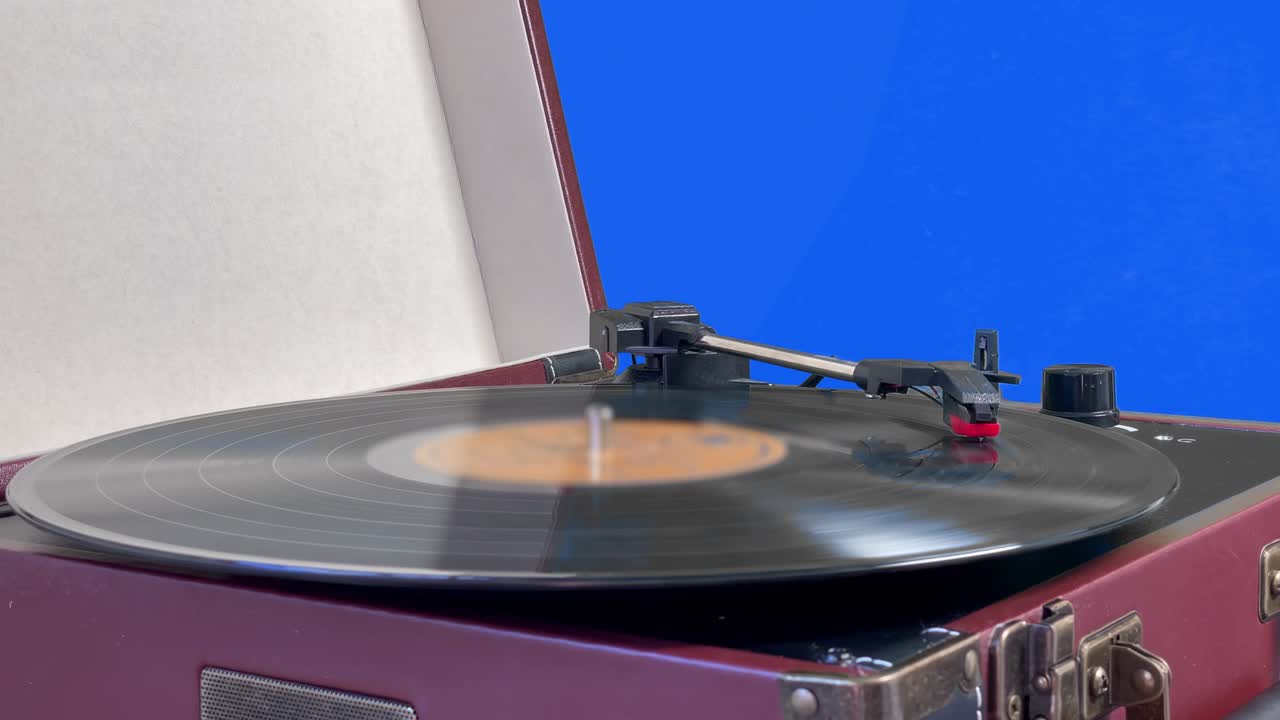 푸른 배경에 고립 된 빈티지 가방 비닐 회전 테이블, 확대, 클로즈업, 4k 해상도