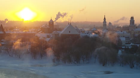 casco antiguo de kaunas en invierno