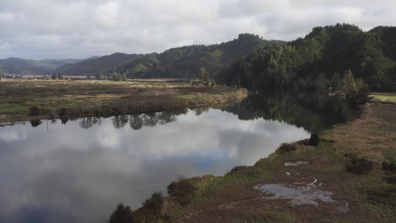paisaje de naturaleza rural, valle con calma gran río a través de montañas forestales
