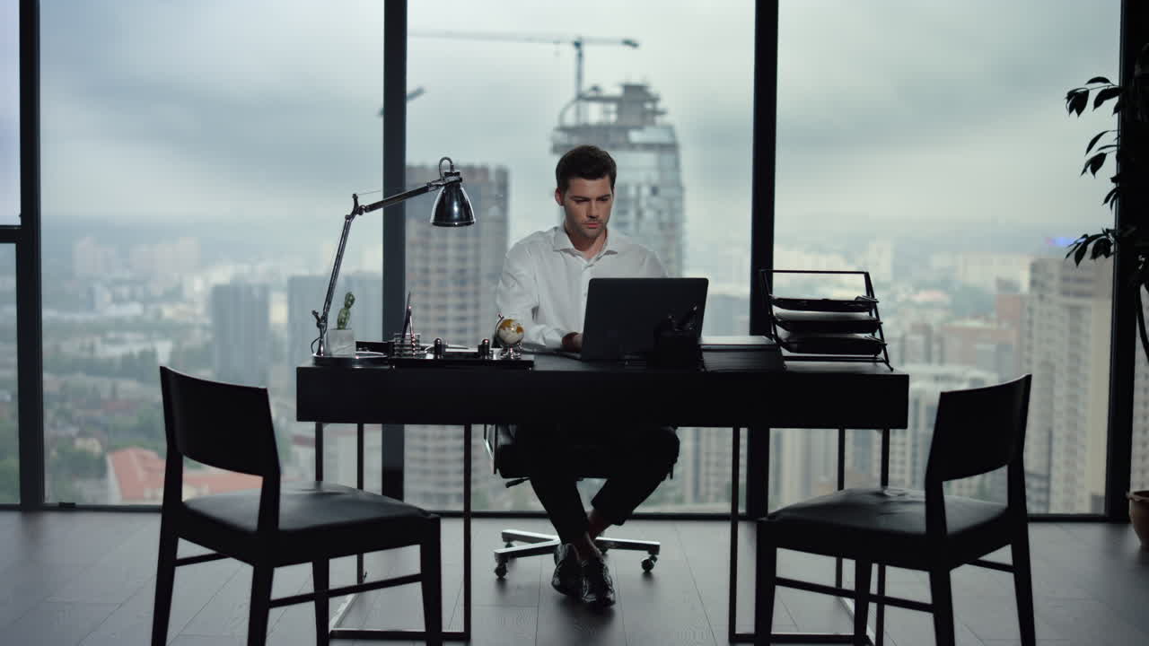 operaio maschio che utilizza un portatile