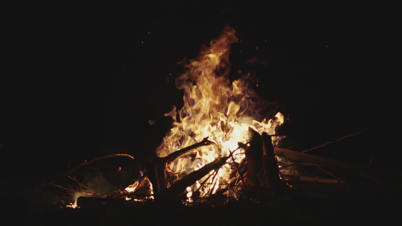 Una hoguera por la noche.