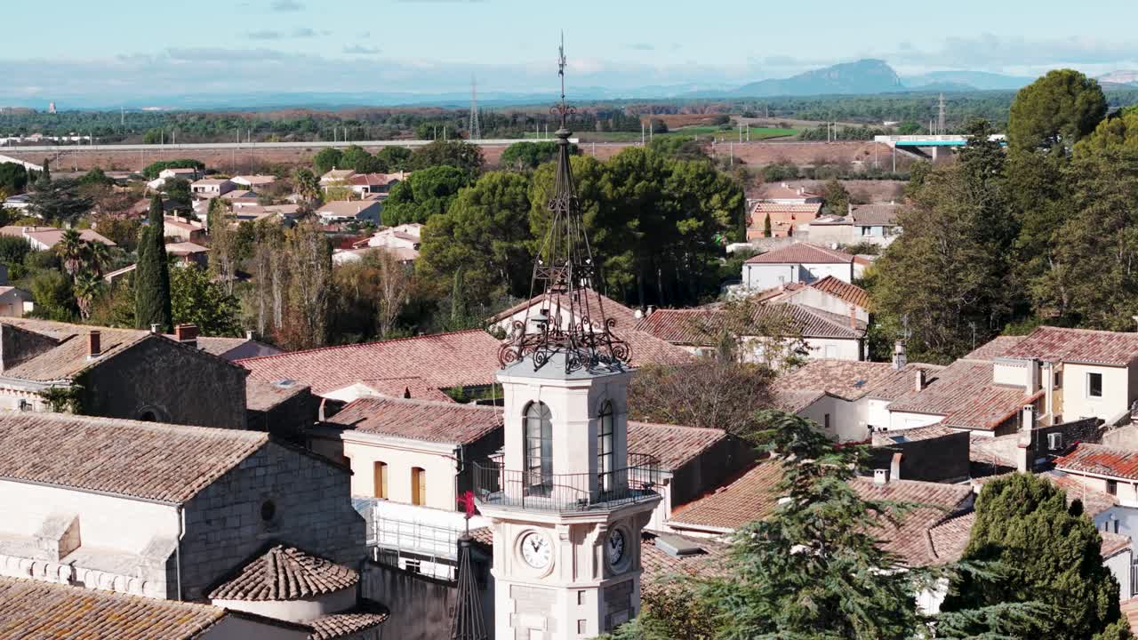 fotografía aérea lenta de la iglesia de la santa ágata en valergues, francia