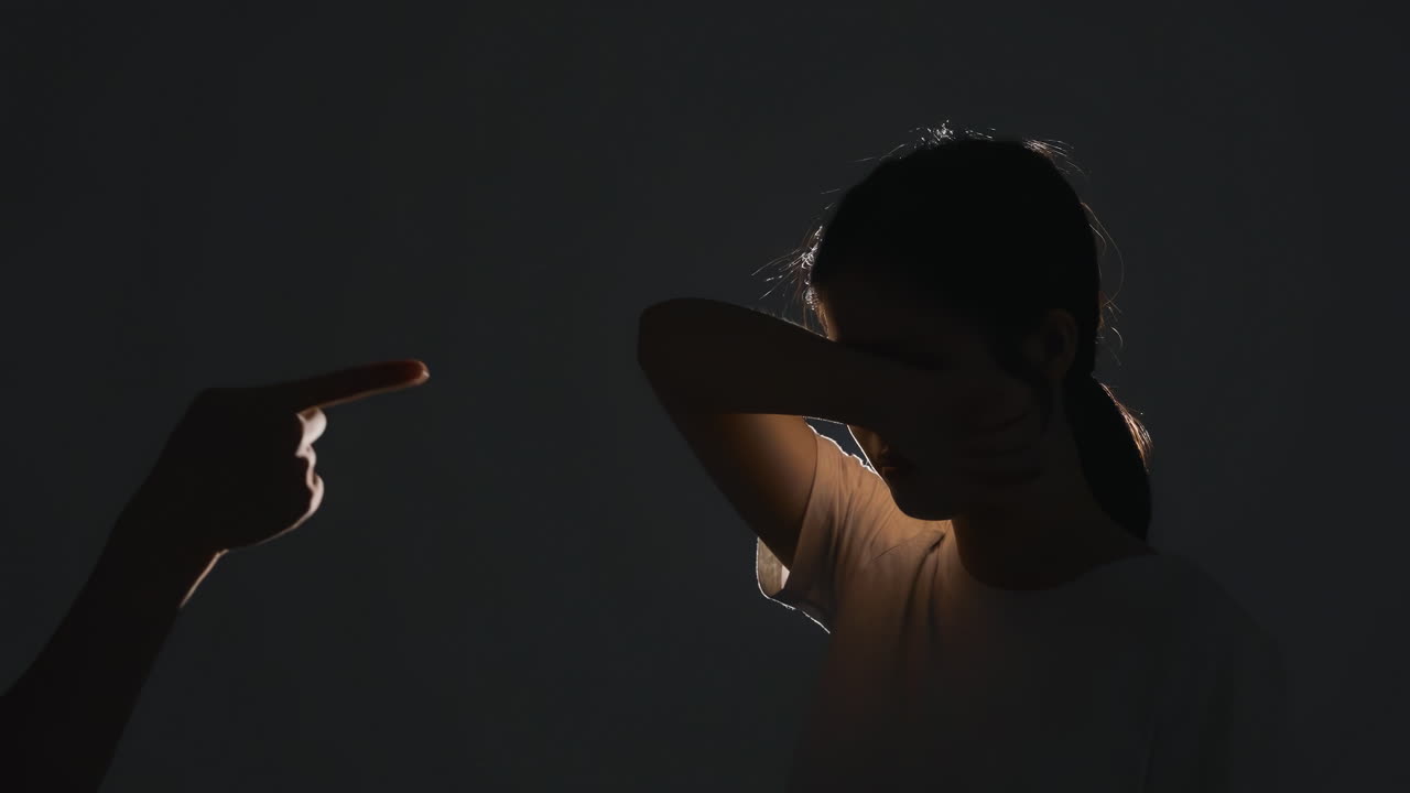 Femmes victimes de violence et d'abus : Jeune femme stressée et dépressive pleurant tristement, se couvrant le visage de ses mains, subissant la violence domestique, en état dépressif, avec un problème de santé mentale et un stress intense.