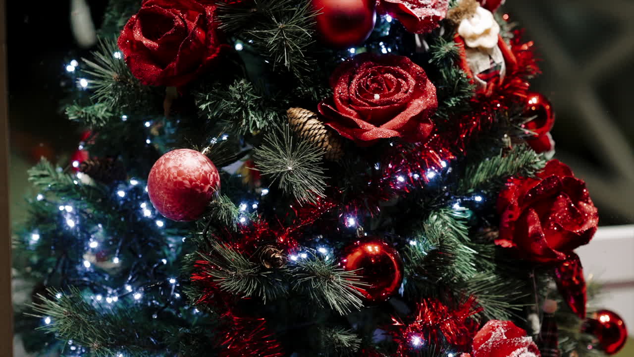 árbol de navidad decorado con acentos rojos vibrantes