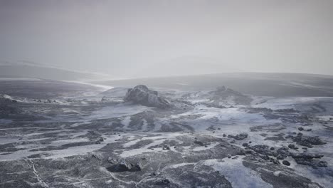 montañas antárticas con nieve en la niebla